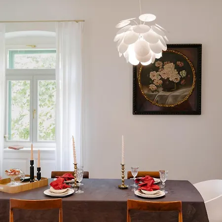 Peacock Apartment *
