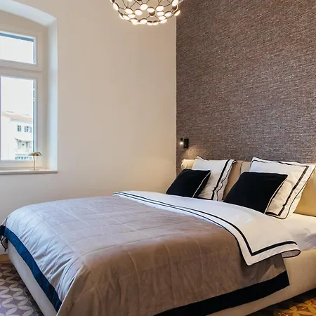 شقة Peacock سبليت