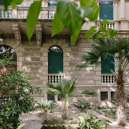 Apartment Peacock *