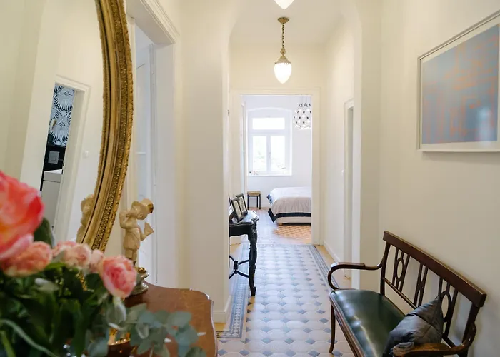 Apartment Peacock Split