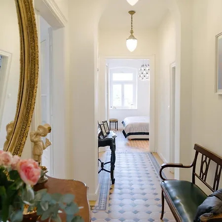 Apartment Peacock Split