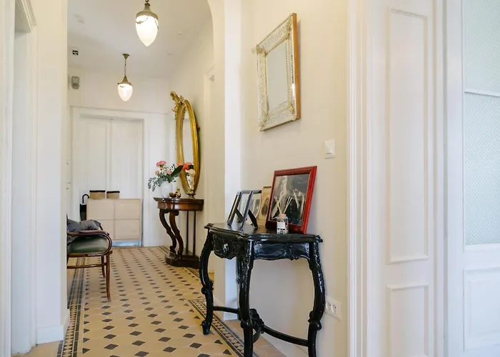 Apartment Peacock Split