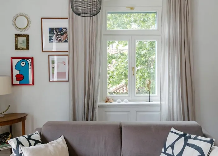 Apartment Peacock Split