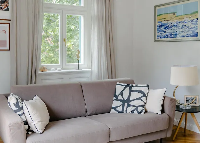 Apartment Peacock Split