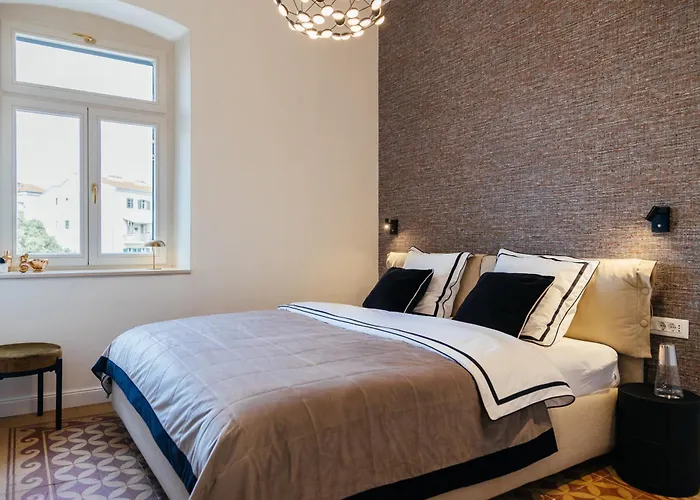 Apartment Peacock Split