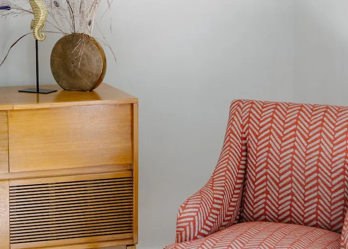 Apartment Peacock Split